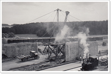 Einheben des Überbaus der Wegeüberführung Seubtendorf - Langgrün Juli 1936