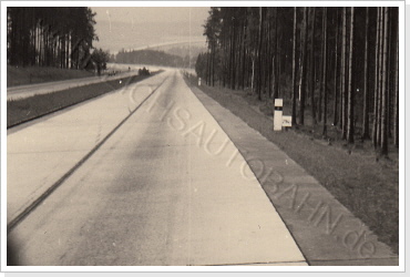 Abfahrt vom Abzweig Bamberg in Richtung Kremnitz - Lanzendorf, links treibt ein Hirte Ziegen oder Schafe auf der Autobahn um 1940